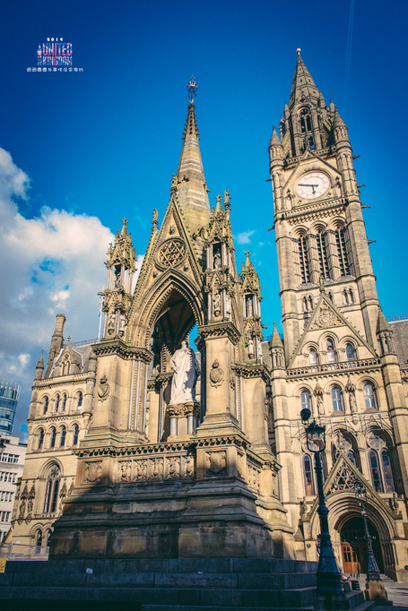 也是此行最期待的小镇,沿路是都铎式建筑配搭传统的黑白相间图案,今天