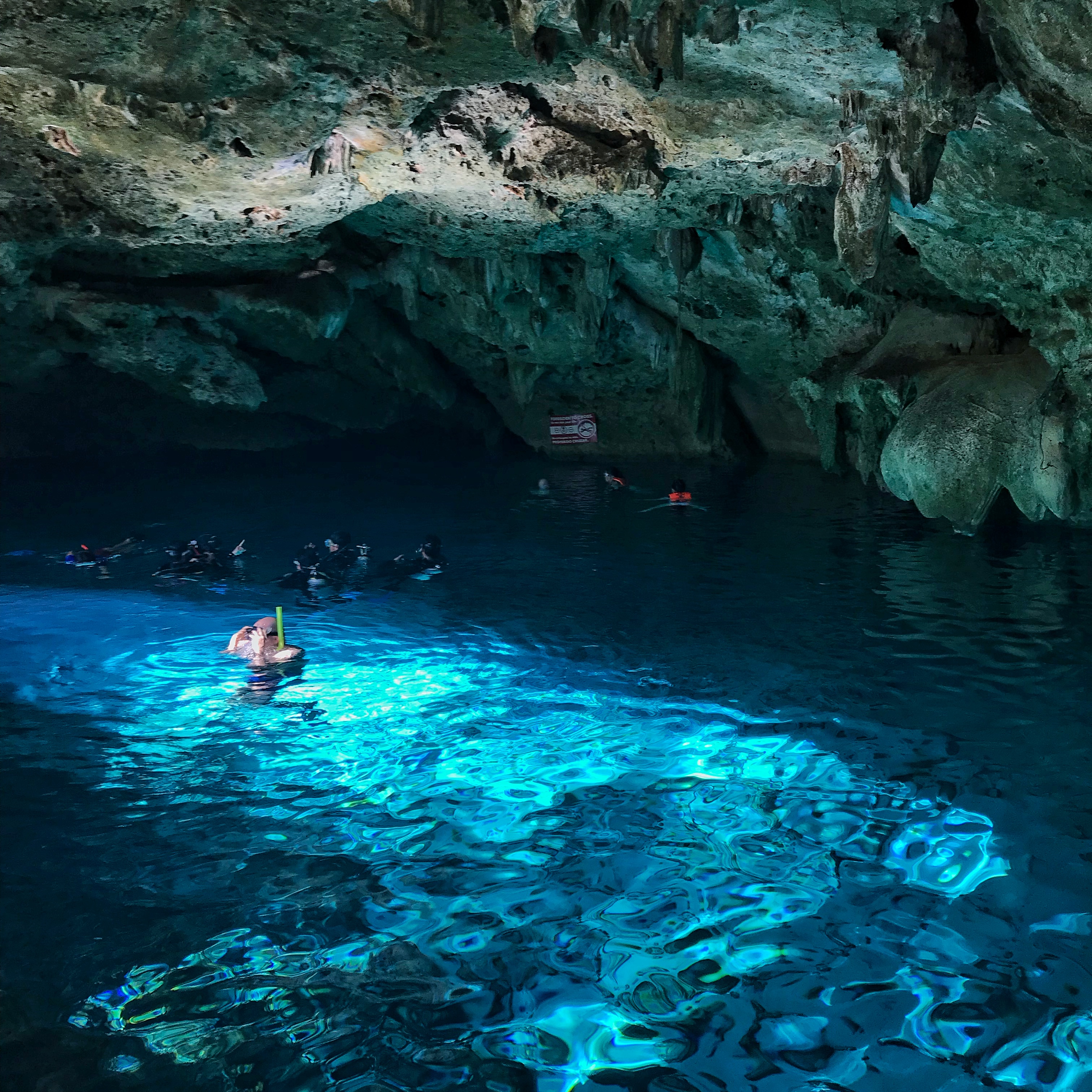 墨西哥的尤卡坦半岛拥有世界上最长最复杂水下洞穴系统，这里以多孔石灰岩地质为主，历经数百万年地质演变，