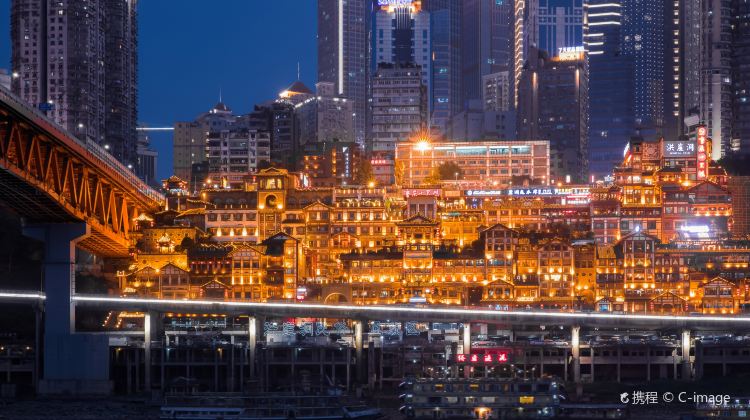 8-Day Sichuan+Chongqing Twin Cities Experience: Giant Pandas, Jiuzhaigou Scenic Area, Hongya Cave | 1 Day Free at Leisure | Stay in 5-Diamond Hotel