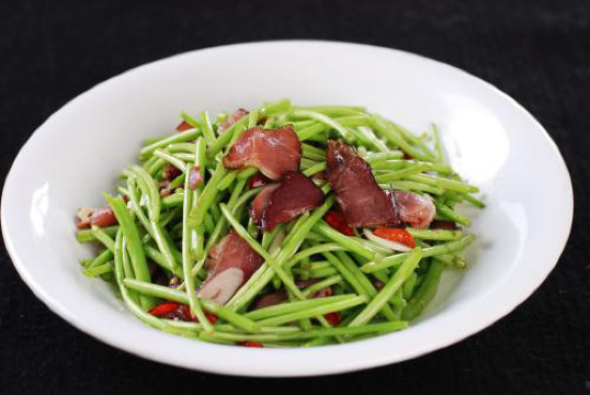 藜蒿炒腊肉