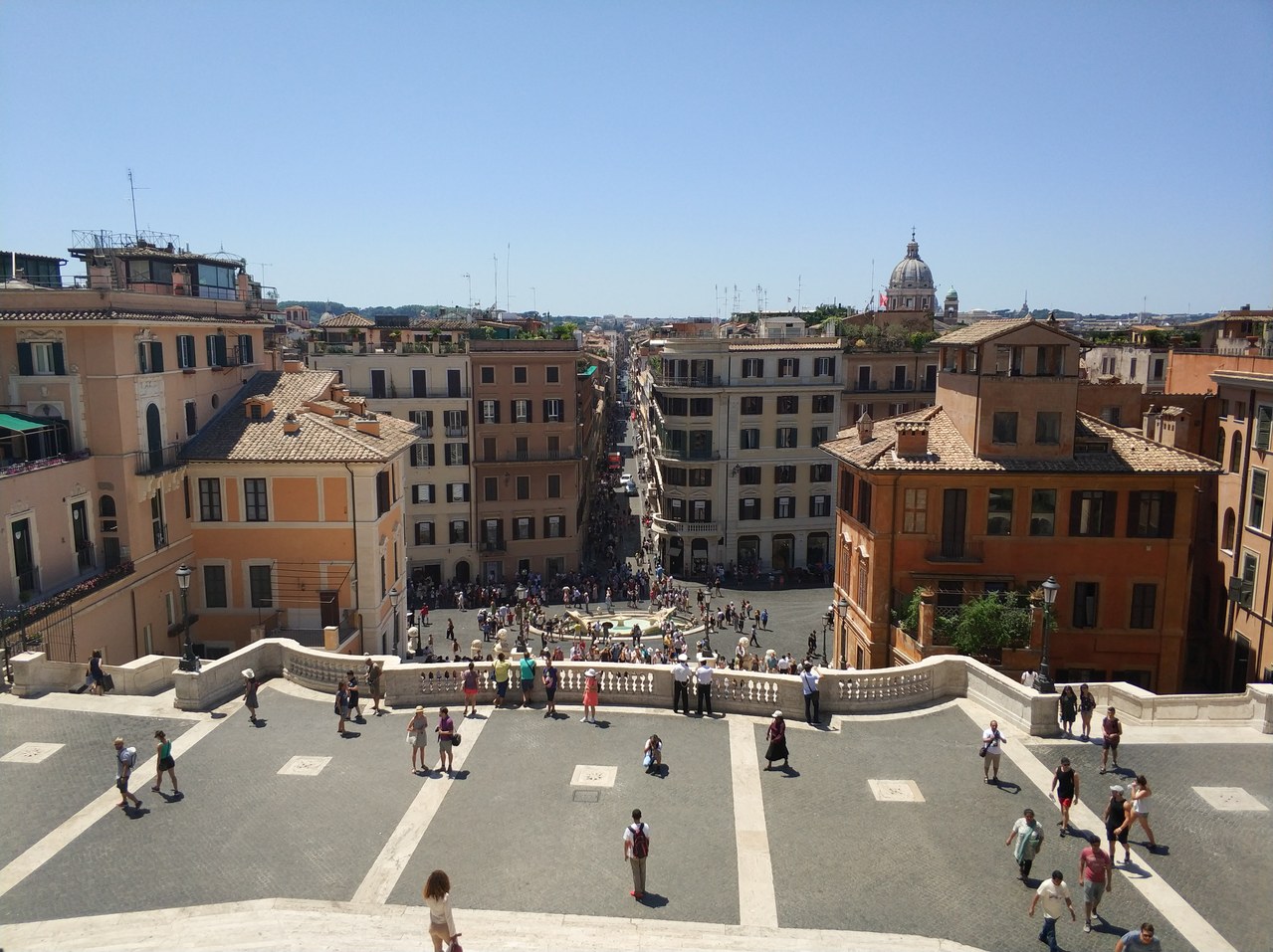 沿着西班牙台阶一直往上走上，来到整个山丘的制高点，罗马圣三一教堂，在这里可以俯瞰整个广场！正对面的这