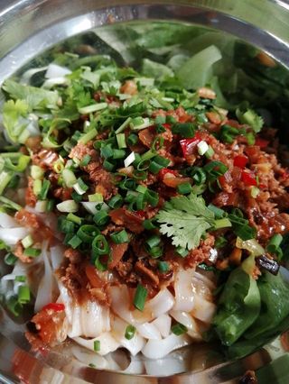 早餐吃一碗炸酱粉，满口留香，爽滑回味