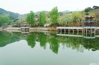 怀柔灵慧山处有一灵慧山居，小院清幽，在树荫下玩水捞鱼悠闲自在