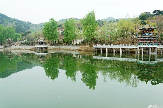 懷柔靈慧山處有一靈慧山居，小院清幽，在樹蔭下玩水撈魚悠閒自在。