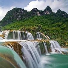 板约瀑布-大新-翱翔的大鲨鱼