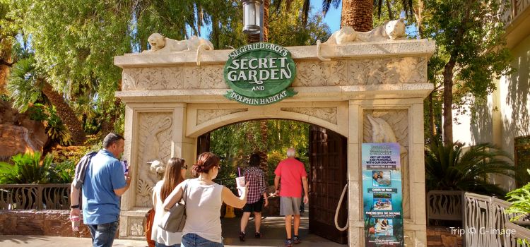 Siegfried Roy S Secret Garden Dolphin Habitat Travel Guidebook