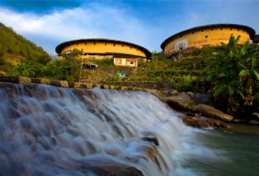 云水谣景区+初溪土楼景区一日游【精品小团＋上门接送＋赠登楼】【[玩法升级]懒人小团，酒店门口接，看云水谣古镇—初溪土楼，亲身体验客家传统习俗文化，感受土楼历史】