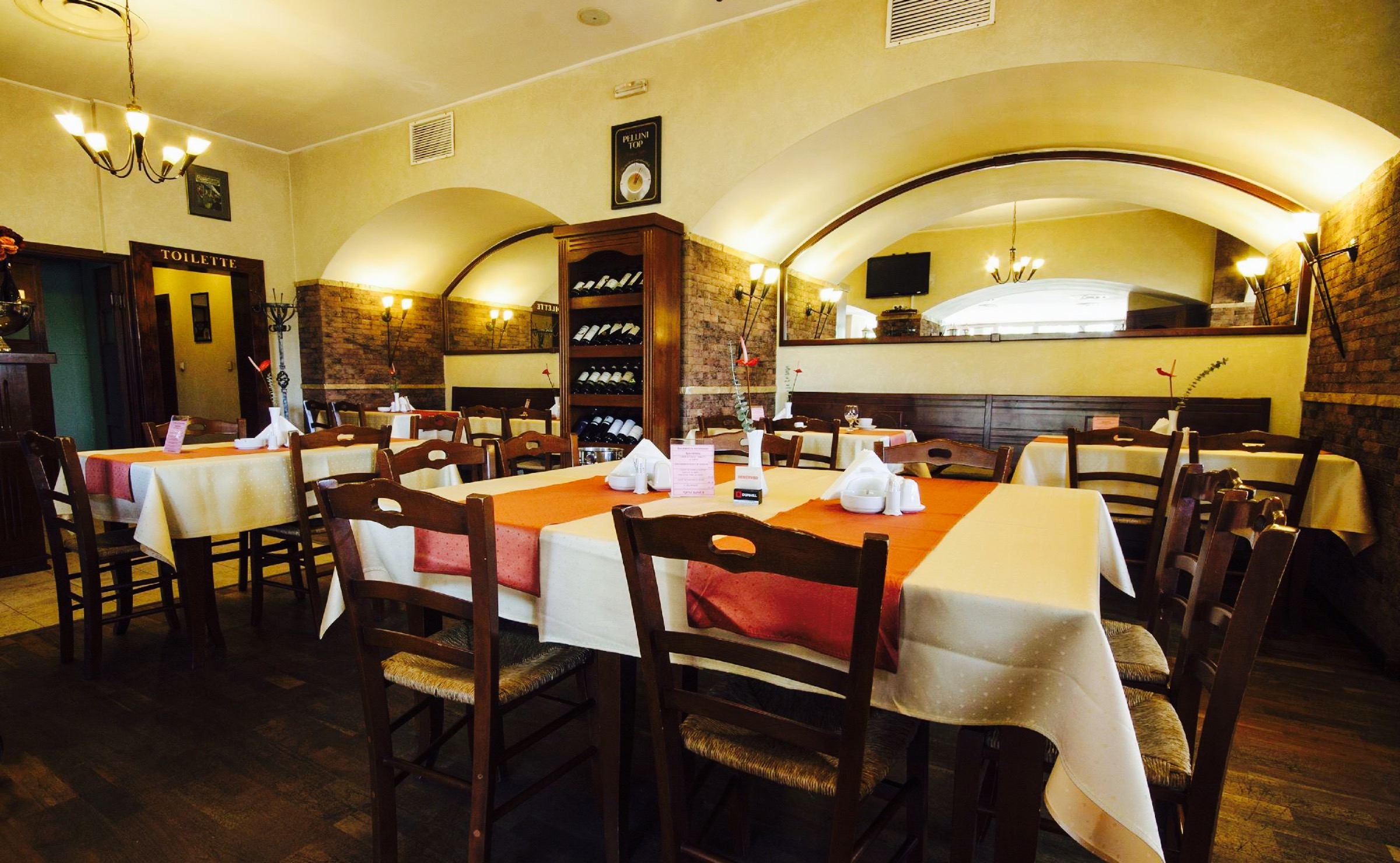 Crinul Alb - Restaurant & Pizzeria餐厅图片