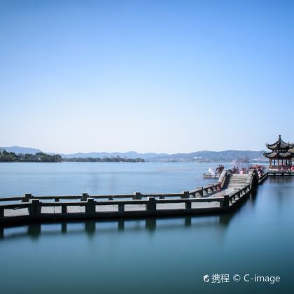 乌镇+西栅夜游+杭州西湖风景名胜区+千岛湖景区+横店影视城+上海东方明珠5日4晚跟团游