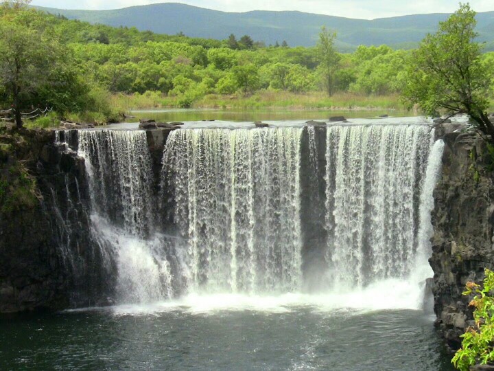 吊水楼瀑布，又称镜泊湖瀑布，它位于黑龙江省宁安县西南。
