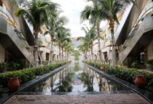 亚龙湾壹号小镇·奥特莱斯购物图片