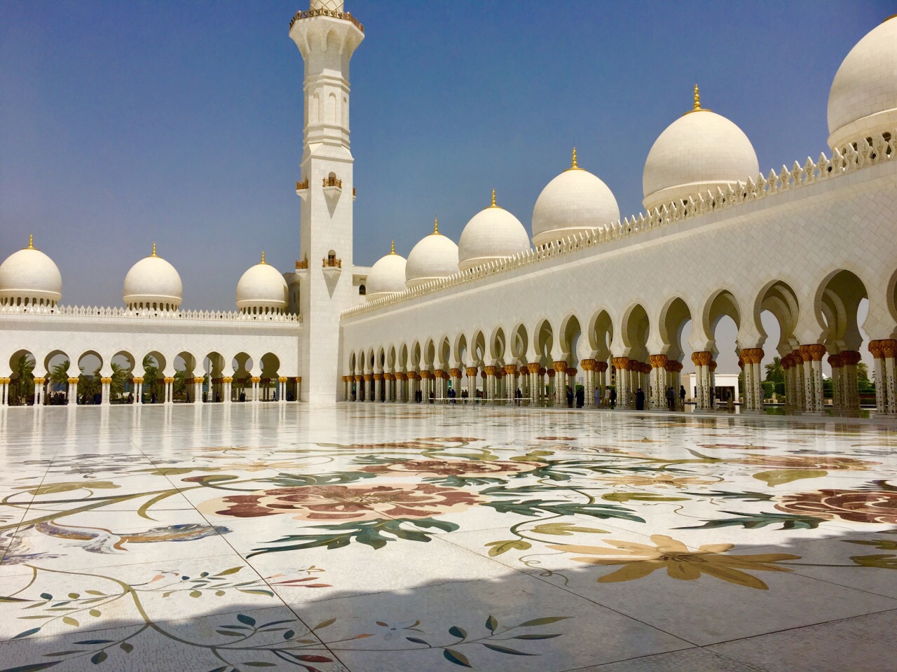 阿布扎比大清真寺 阿布扎比大清真寺又名谢赫扎耶德清真寺 位于阿联酋首都阿布扎比 恢弘、庄重、大气、奢