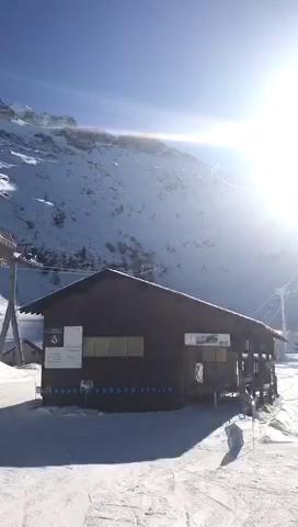 法国勃朗峰雪山中的滑雪场