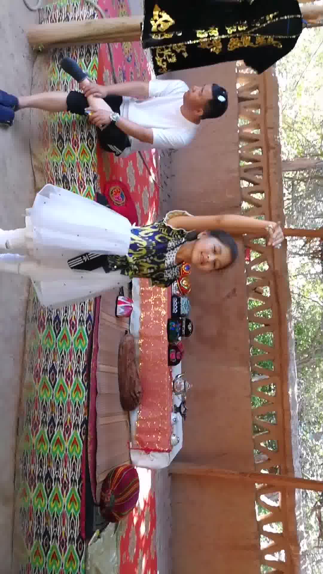 葡萄沟维族小女孩舞蹈