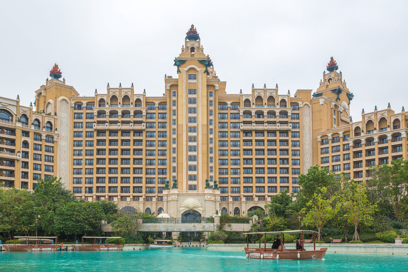 酒店位于横琴湾壮美艳丽的海岸线风光带上,有着童话中城堡的建筑外观