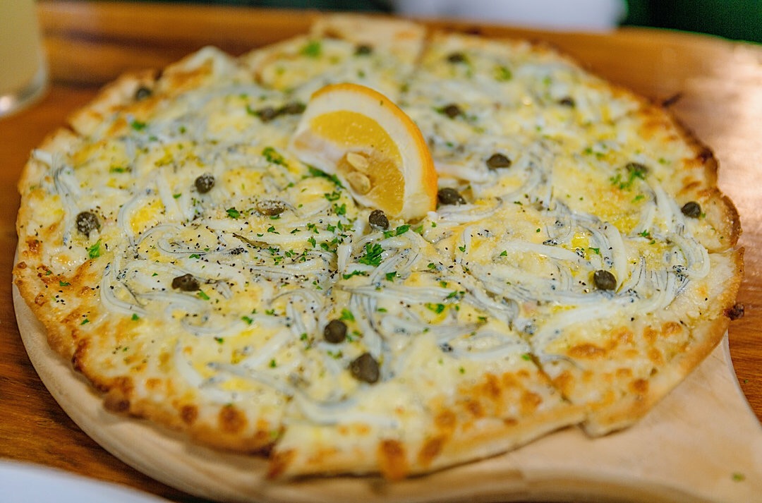 在这里，能吃到新西兰西海岸唯一的银鱼披萨