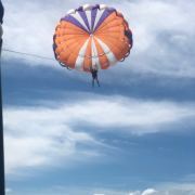 敲打中的架子鼓