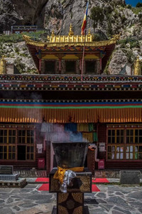 玉树藏族自治州游记图文-七月，遇见青海（三）绛红色的信仰