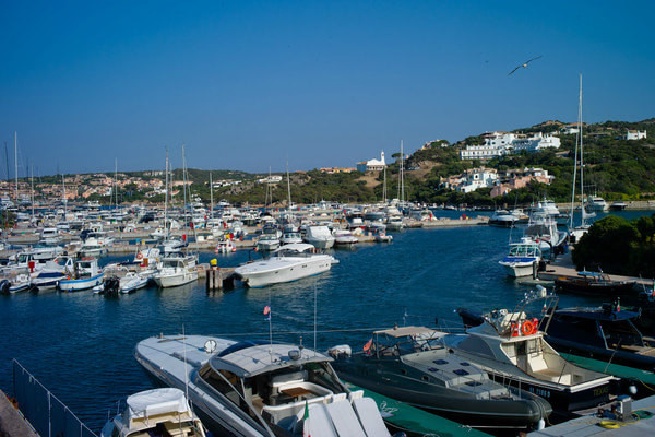 切尔沃港是地中海上享有盛名的高档游船、帆船集结地， 许多世界公认的一流设计师和船厂建造的豪华帆船齐聚