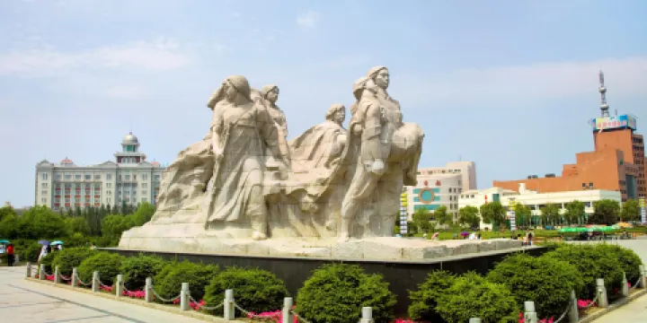 八女投江烈士羣雕