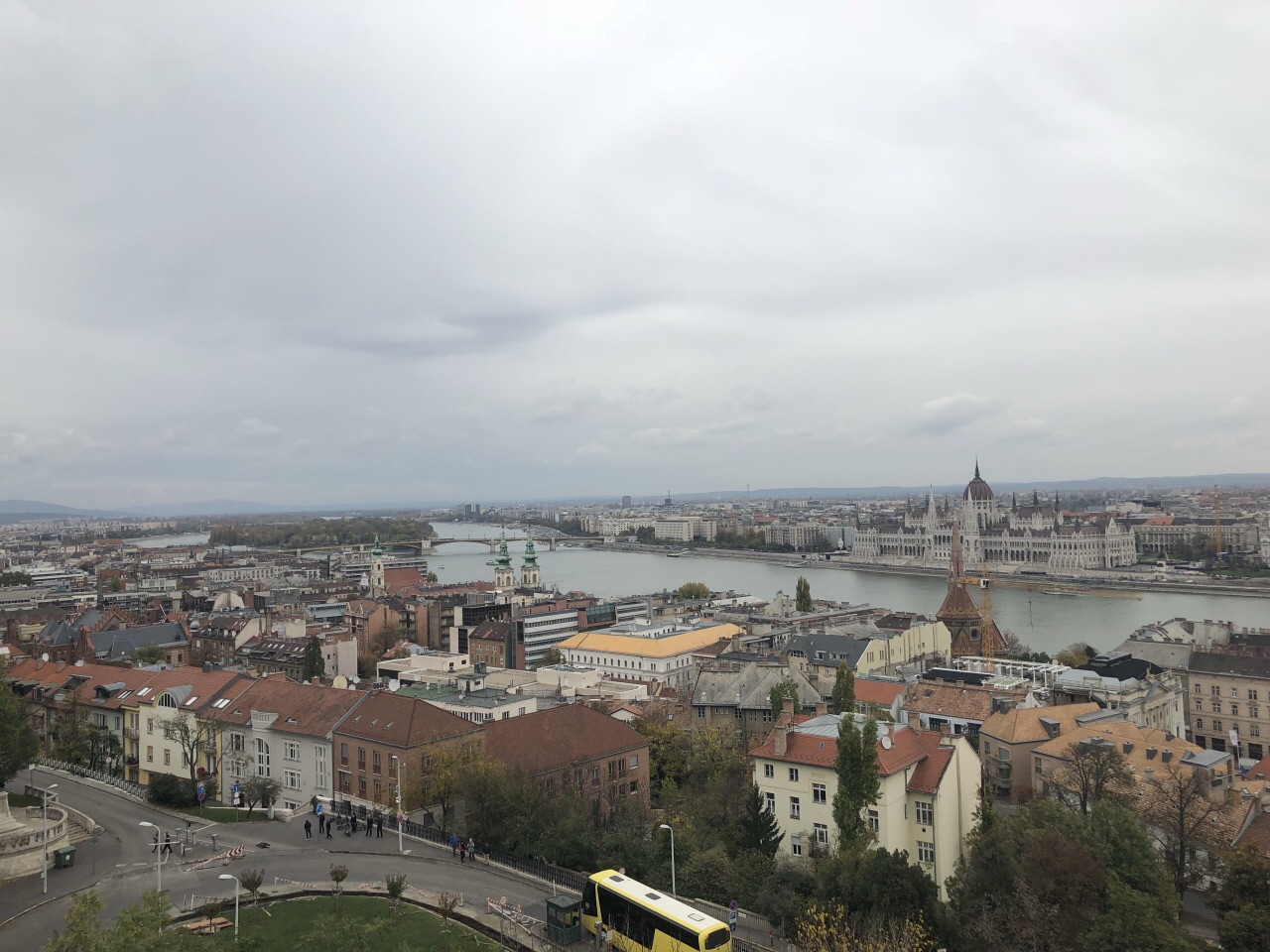 在高处俯视布达佩斯