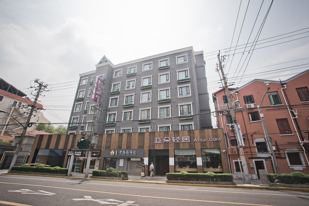 上海#亚朵轻居,把酒店住成移动咖啡馆和图书馆.