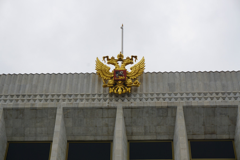 Медведь двуглавый орел башня кремля. Двуглавые Орлы на башнях Кремля. Двуглавый Орел Кремль. Двуглавые Орлы на зданиях. Госдума здание Орел.