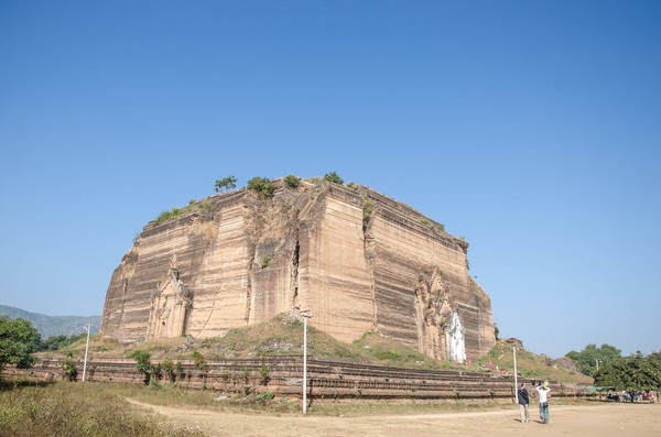 敏贡古城著名的就是敏贡佛塔，据说当时的皇帝想把佛塔修建成为高过曼德勒山的佛塔，希望塔高过一百五十米，