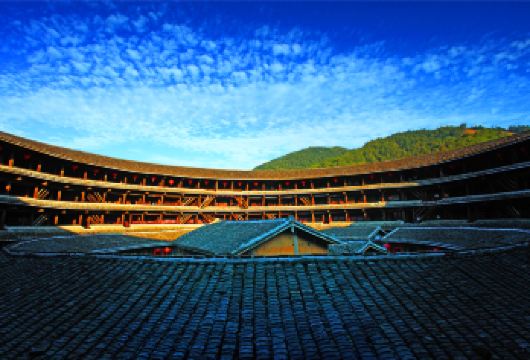 【不拼陌生人一站出发节省时间】福建土楼王景区+初溪古村落景区【[行]5座出行： 独立包车零等待，宽敞五座畅游无阻碍】