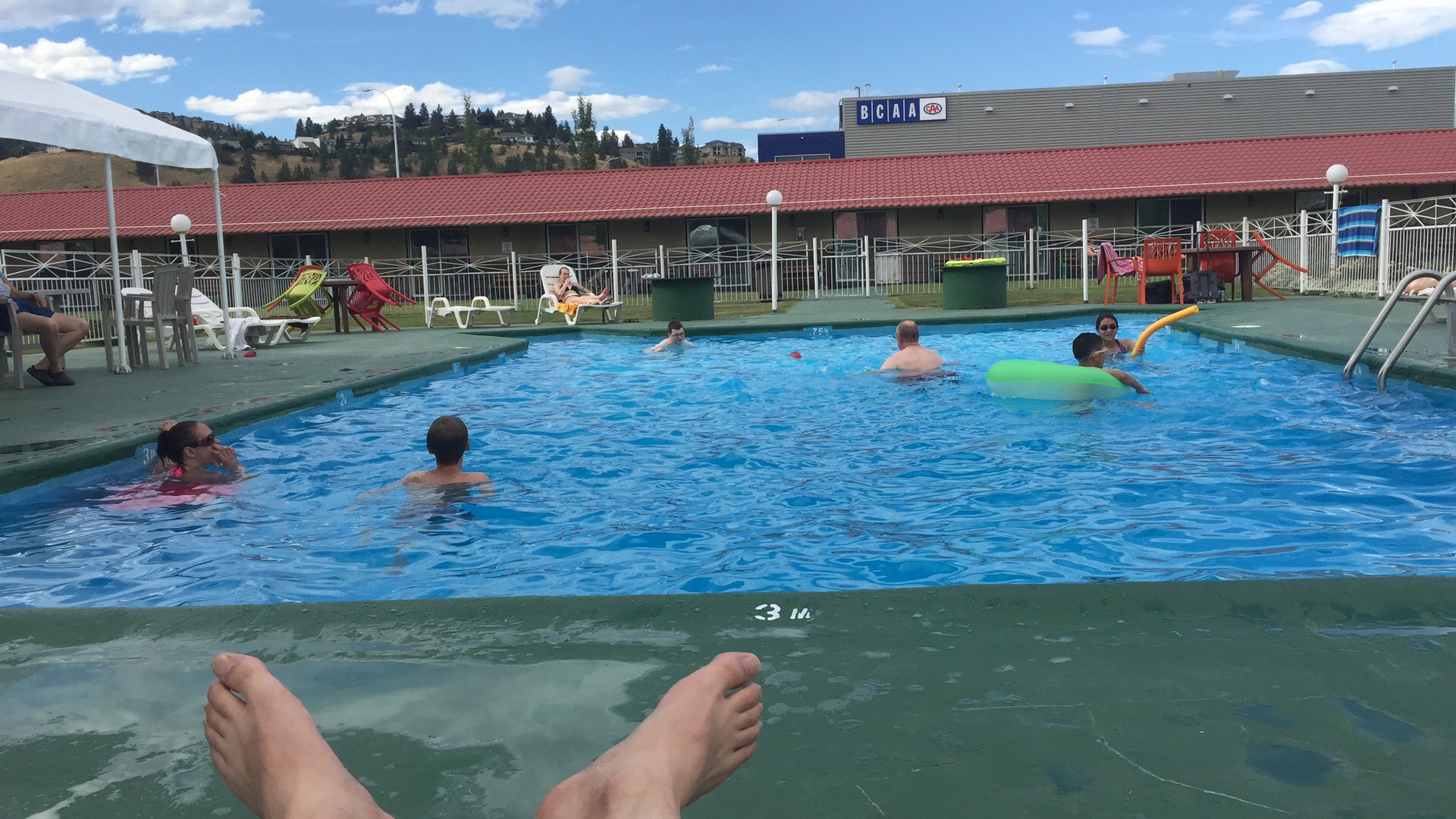 到了KELOWNA还是入住Okanagan Seasons Resort,虽然条件一般， 但有游泳池