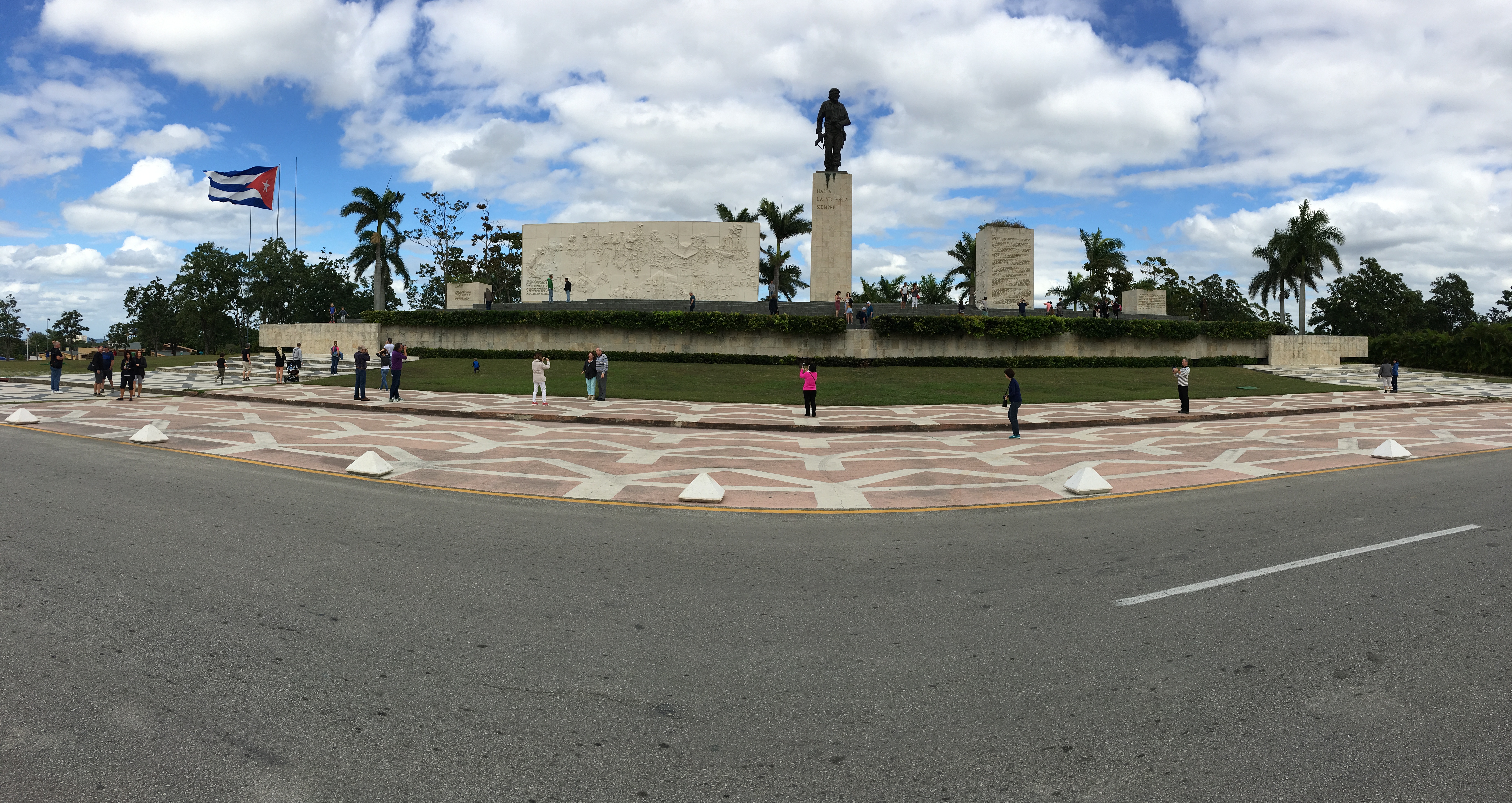 我们在古巴开始的第一个行程就是参观在圣克拉拉（Santa Clara ）的革命英雄 格瓦拉（Che 