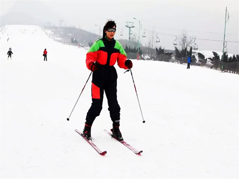 荣盛野三坡滑雪场