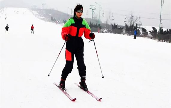 荣盛野三坡滑雪场