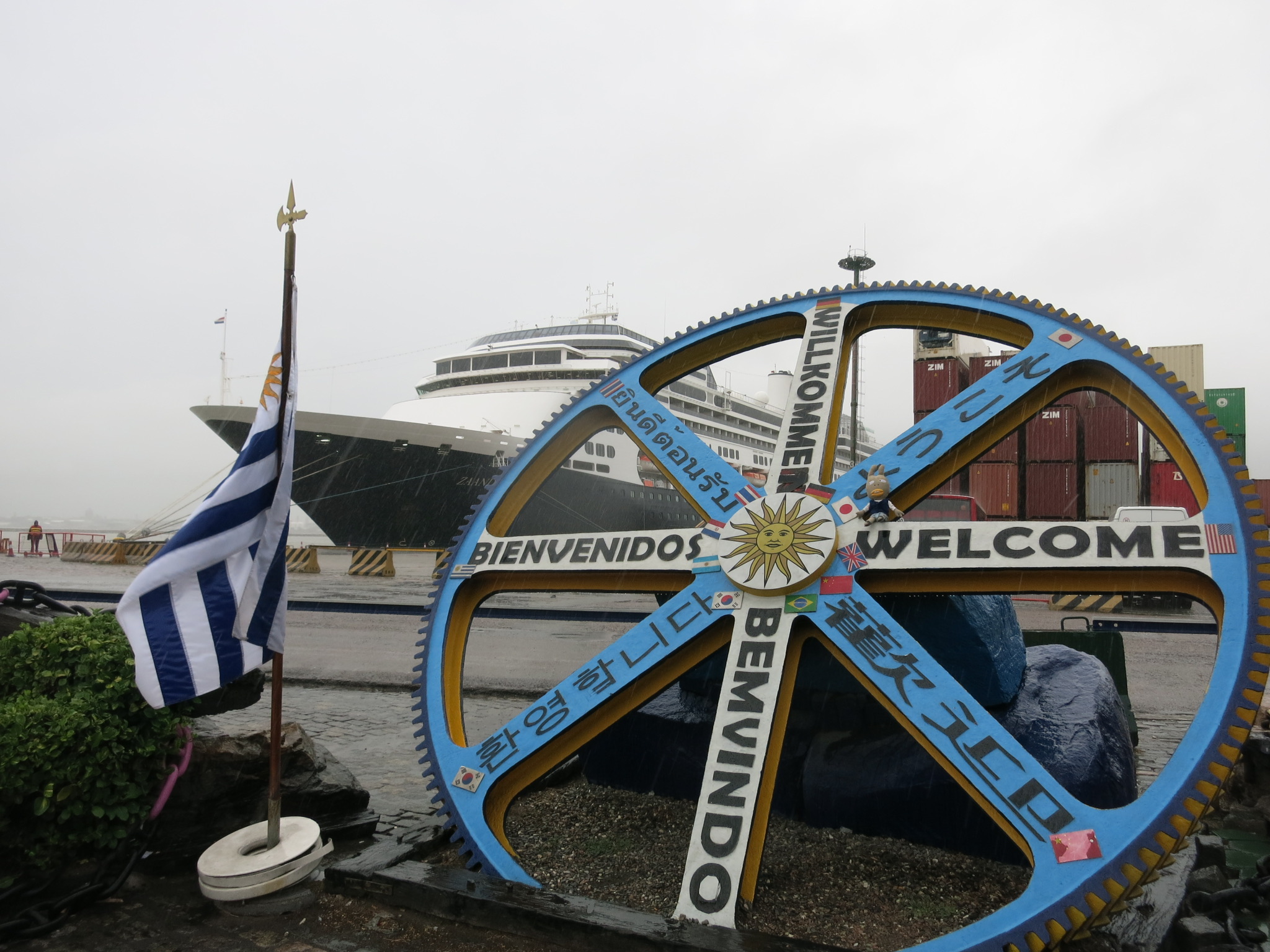 FotFot第一次到乌拉圭 Uruguay , 船停泊首都 Montevideo 的货运港，可惜天公