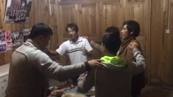 在黄岗侗寨和当地朋友一起喝酒唱侗族大歌