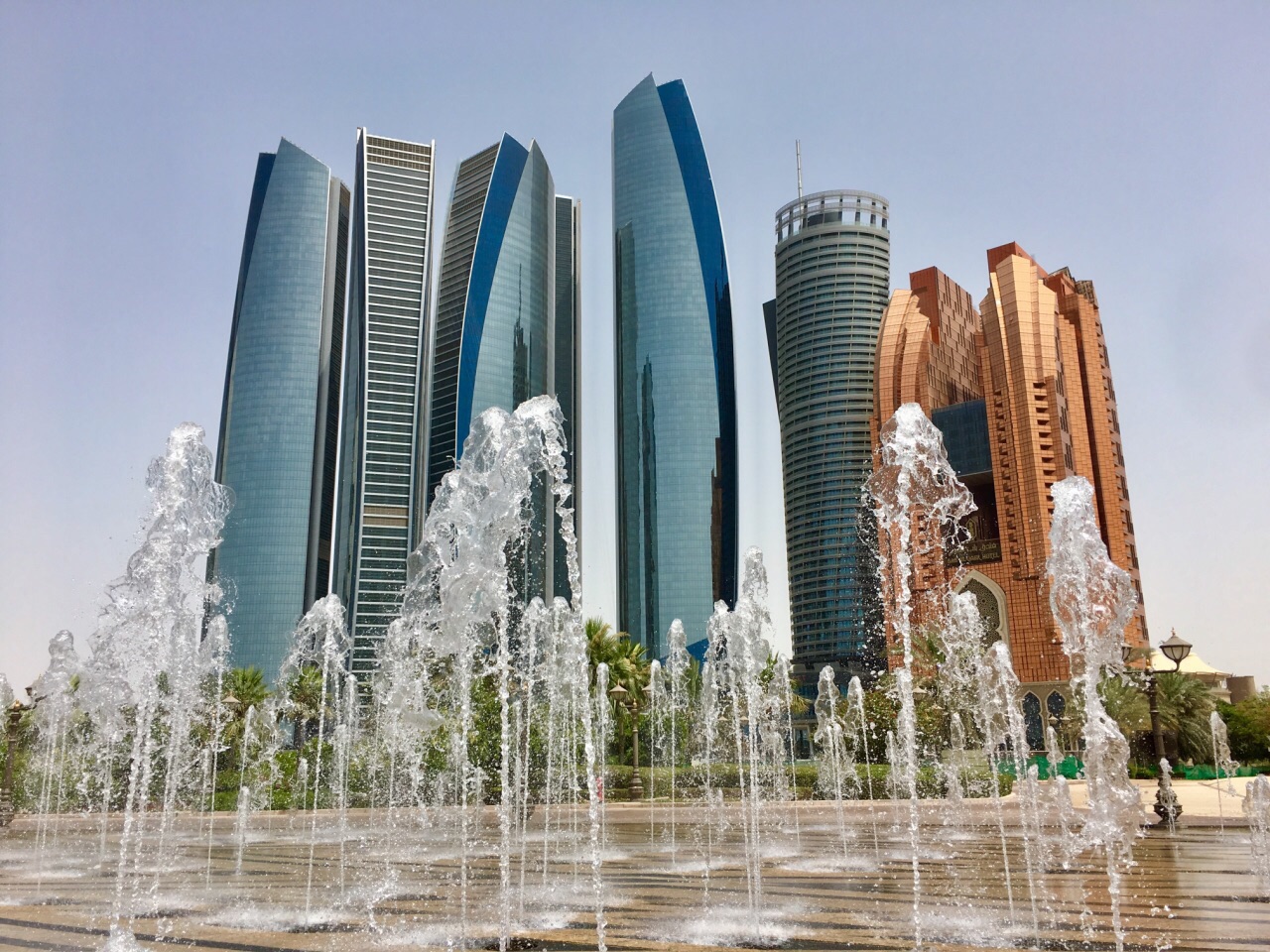 #迪拜免费游#阿提哈德大厦 阿布扎比皇宫酒店对面的阿提哈德大厦由五座摩天大楼组成，集购物中心、五星酒