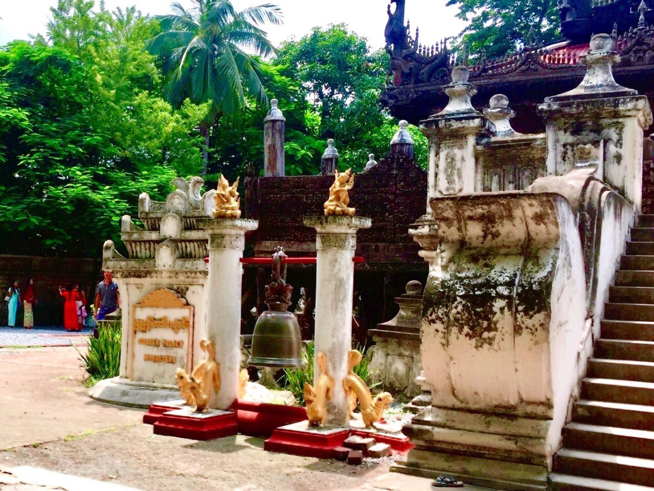 金色宫殿僧院，缅甸少有的纯柚木的寺院之一，整个建筑就是个大型的木雕作品。墙上，门上、柱子、屋顶都是雕