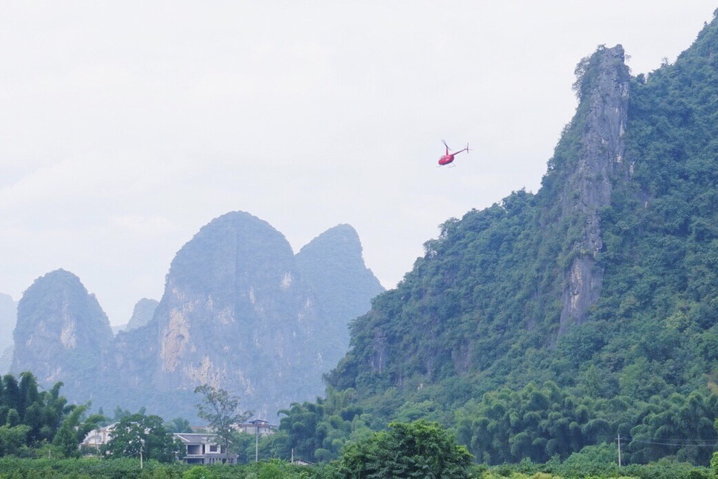 坐直升机俯瞰漓江风景