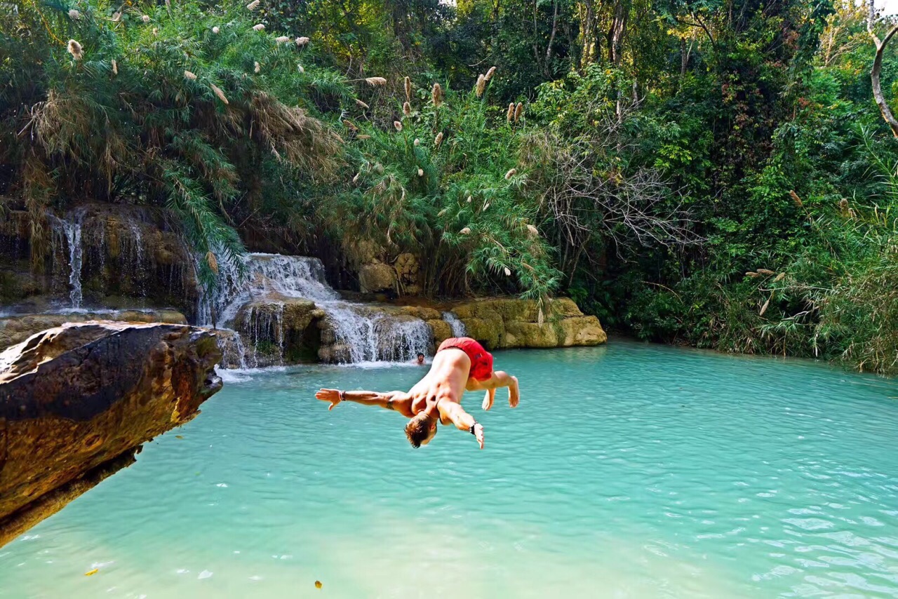 老挝的光西瀑布，宛如九寨秘境，还可以跳水