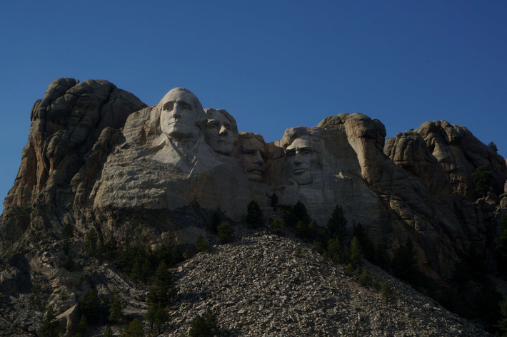 拉什莫尔山国家纪念公园（Mount Rushmore National Memorial），俗称美国