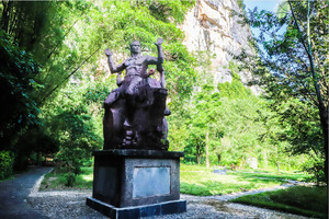 宁明游记图文-佩刀俨然为头目，奴卒趋跄环相向。