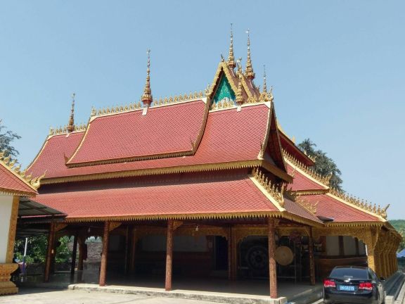 曼飞龙村