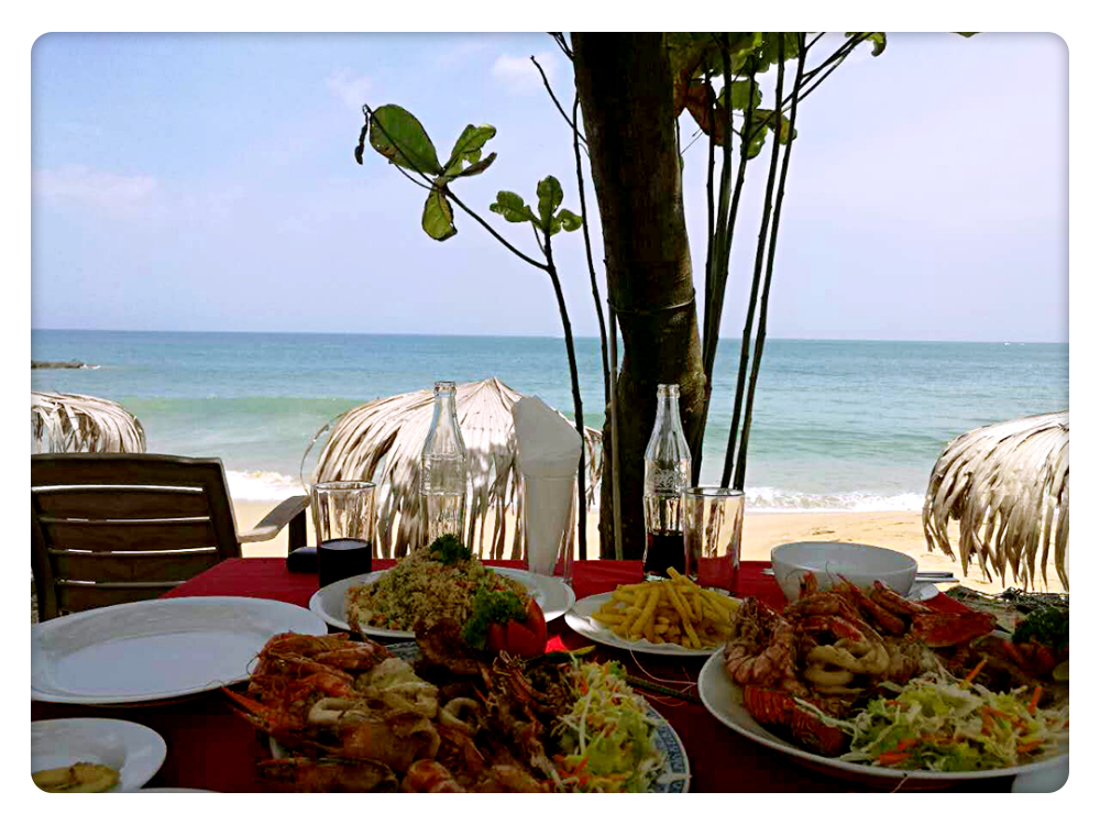 中午是dilena beach inn的海鲜大餐，在沙滩边上吹着海风，欣赏着比基尼女郎的傲人身姿，不