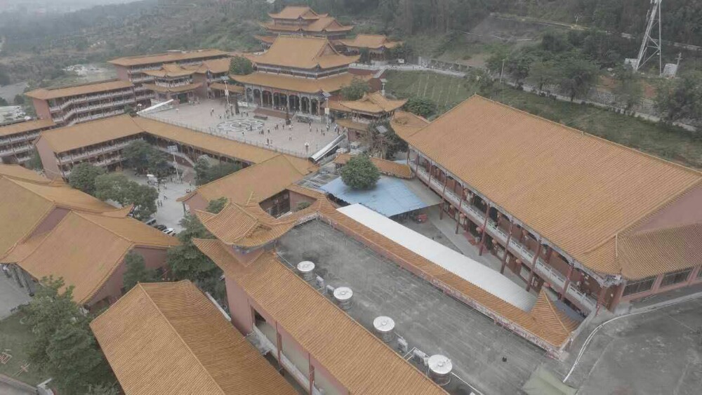 化州南山寺里面很大，很壮观，值得去欣赏欣赏。
