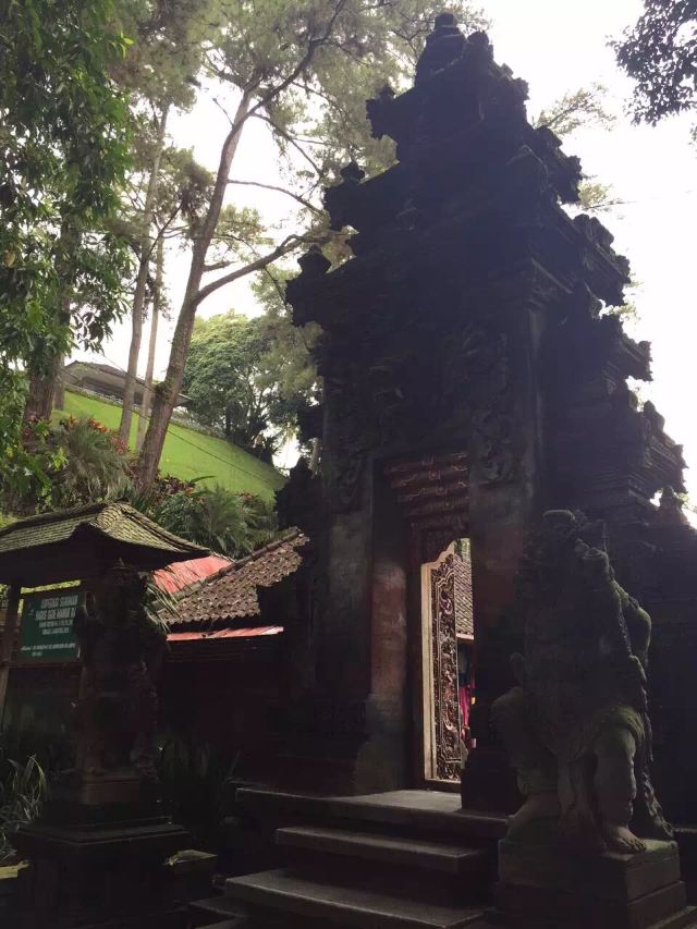 띠르따 사원