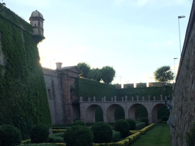 惠奇城堡景点,蒙锥克城堡位于巴塞罗那海边的