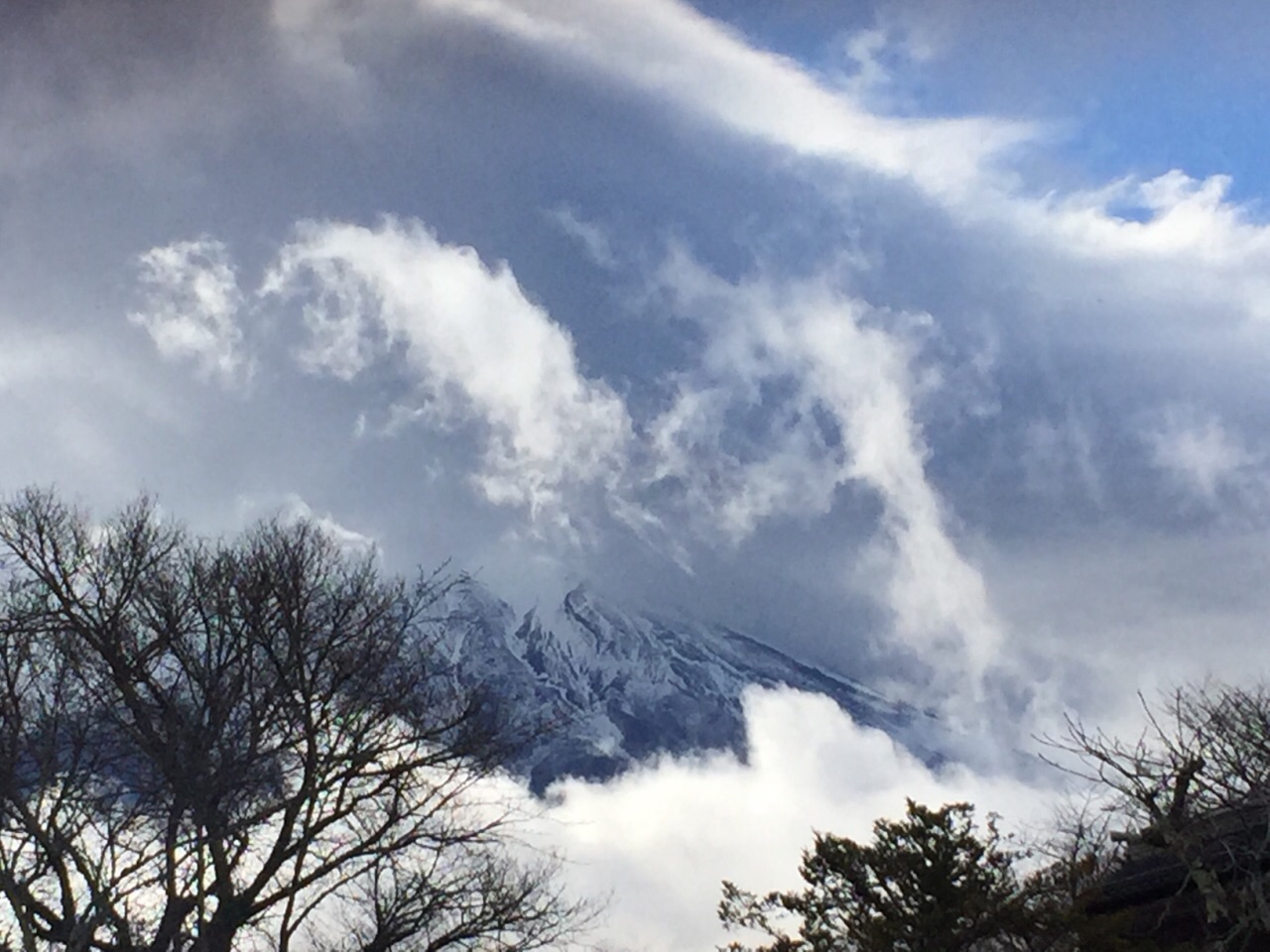 犹如仙境一般的富士山，似棉花糖的柔和，好想躺在云层中间！