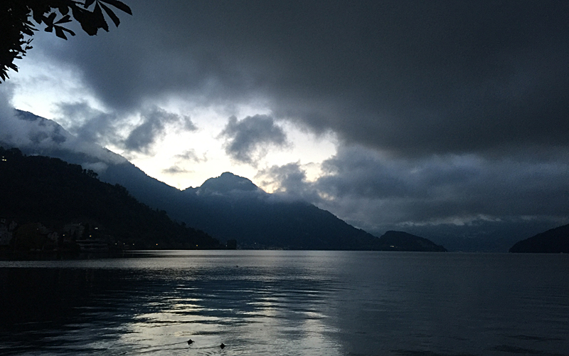 到瑞士湖边进行晨跑一直是我们的愿望，今天终于可以实现了。 昨天晚上设置好闹钟，起了个大早，沿着卢塞恩