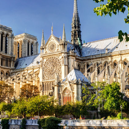 法国巴黎巴黎圣母院+卢浮宫+埃菲尔铁塔+巴黎热气球+玛莱区二日游