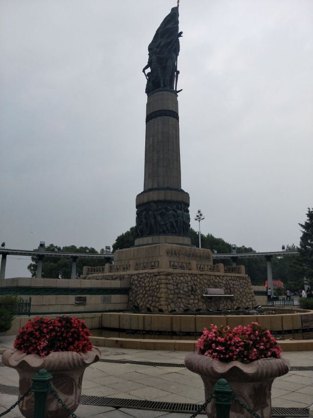 방홍(팡훙) 기념탑